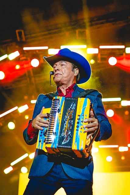 Jaka muzyka najlepiej sprawdza się na letniej imprezie – sprawdzone typy